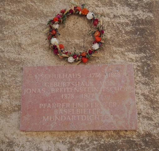 Gedenktafel mit jährlichem Kranz