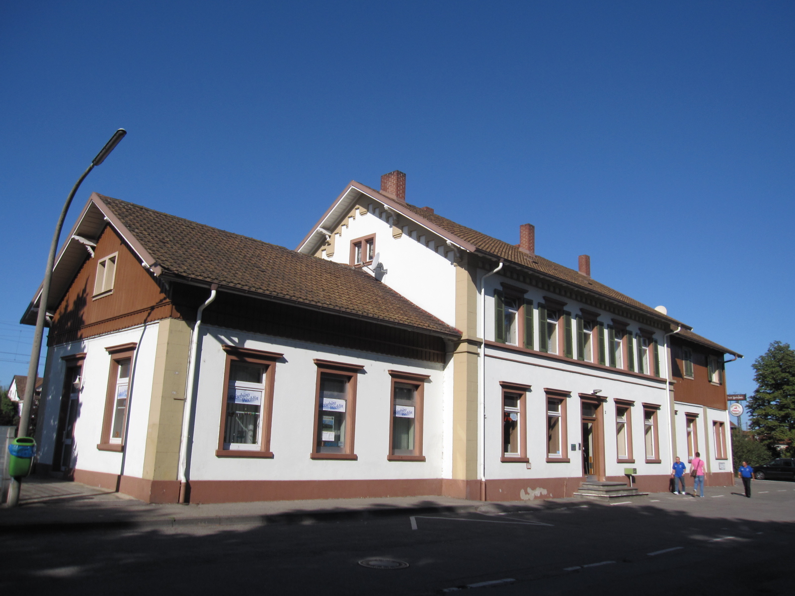 Bahnhof Haltingen, erbaut 1851, abgerissen 2020.#https://de.wikipedia.org/wiki/Haltingen#/media/Datei:Haltingen_001.JPG