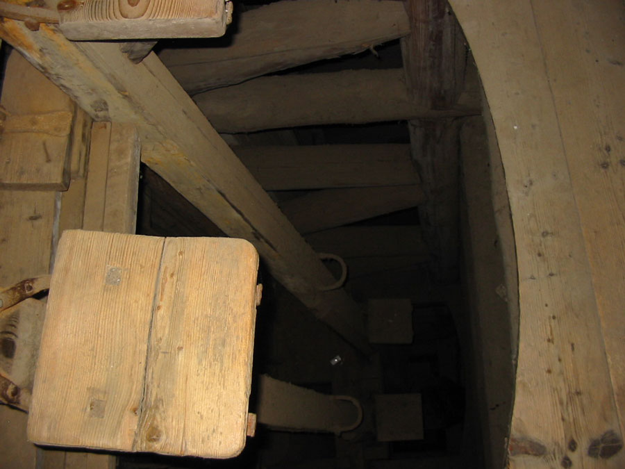 Blick senkrecht nach unten in den Schacht#JuTe CLZ - Eigenes Werk, Gemeinfrei, https://commons.wikimedia.org/w/index.php?curid=8264898